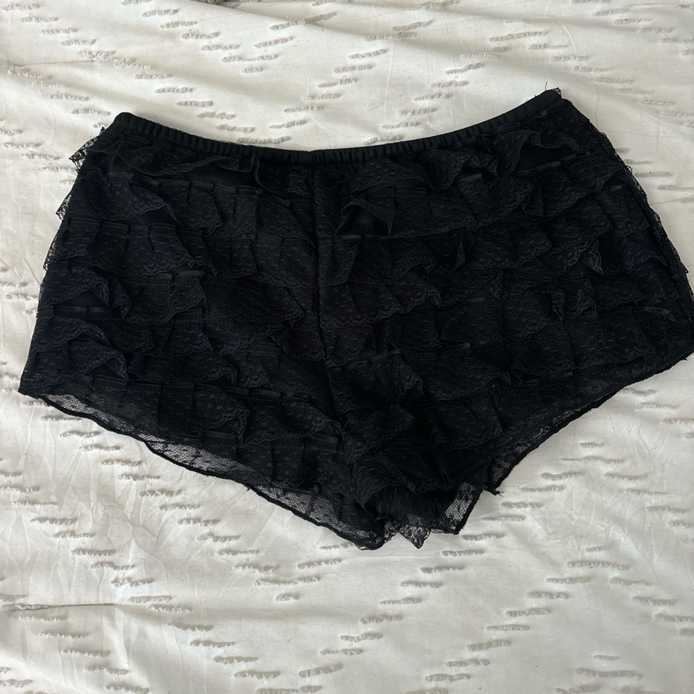 Edikted Ruffle Shorts - Picture 2 of 4